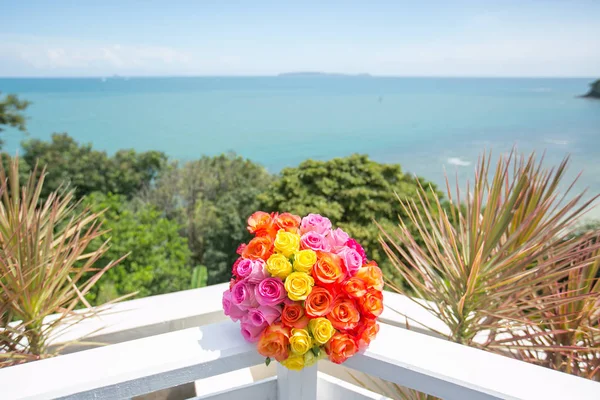 Bouquet di rose multicolori per cerimonia nuziale — Foto Stock