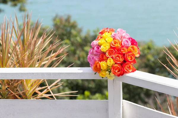 Bouquet di rose multicolori per cerimonia nuziale — Foto Stock