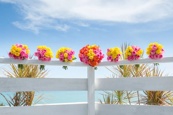 결혼식을 위한 다 색 장미 꽃다발 — 스톡 사진
