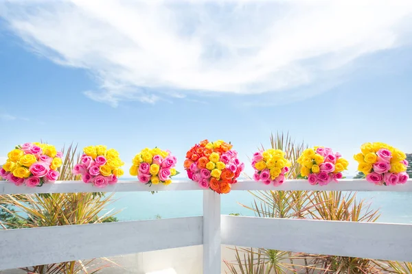 결혼식을 위한 다 색 장미 꽃다발 — 스톡 사진