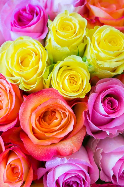 Düğün töreni için çok renkli gül buketi