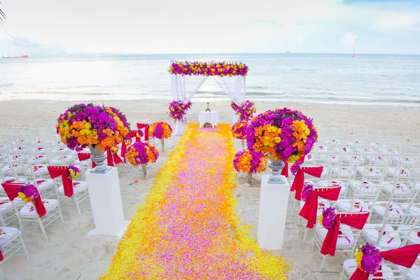 Blomsterarrangemang vid en bröllopsceremoni på stranden — Stockfoto