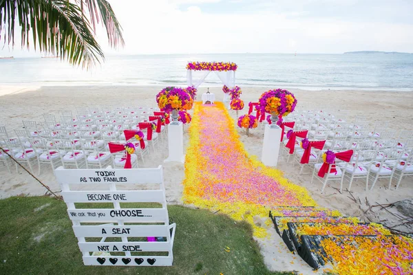 Blomsterarrangemang vid en bröllopsceremoni på stranden — Stockfoto
