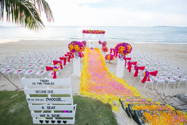 Квіткова композиція на весільній церемонії на пляжі — стокове фото