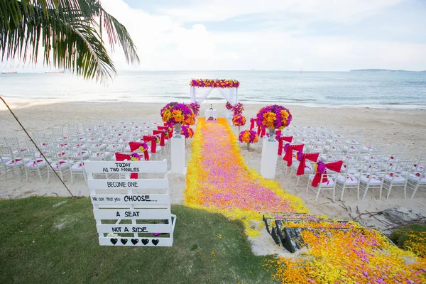 Blomsterarrangemang vid en bröllopsceremoni på stranden — Stockfoto