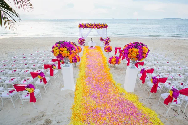 Kwiaciarnia na ceremonii ślubnej na plaży — Zdjęcie stockowe