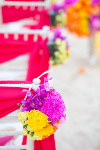 Цветочные композиции на свадебной церемонии на пляже — стоковое фото