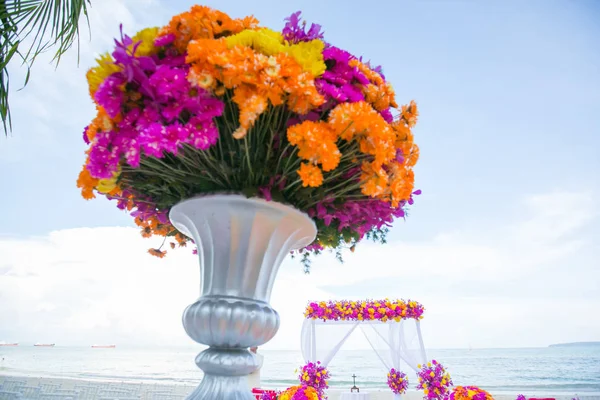Disposizione floreale a una cerimonia nuziale su spiaggia — Foto Stock