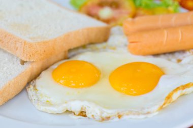 Amerikan kahvaltı yumurta, ekmek ve sosis restoranda