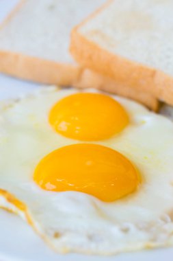 Amerikan kahvaltı yumurta, ekmek ve sosis restoranda