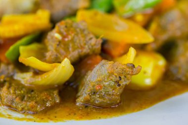 Tay gıda stil: omlet pirinç ve baharatlı körili sığır eti ile