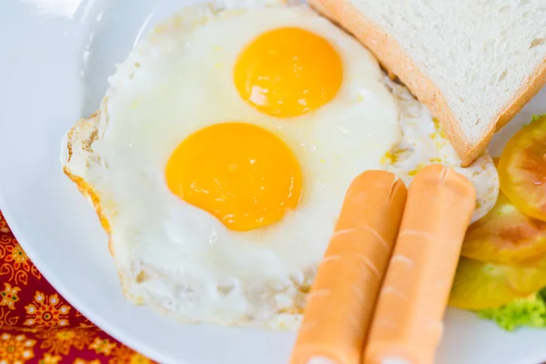 American Breakfast ovo, pão e salsicha no restaurante — Fotografia de Stock