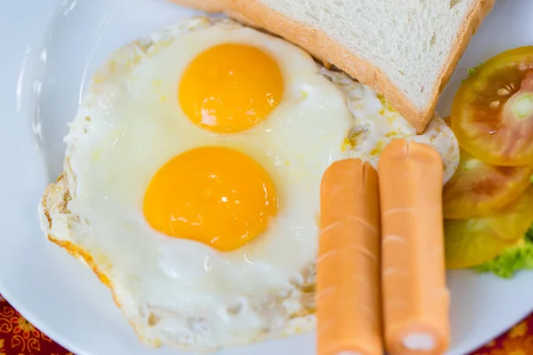 American Breakfast ovo, pão e salsicha no restaurante — Fotografia de Stock