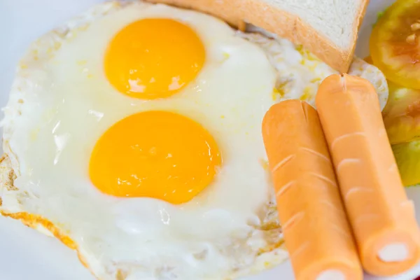 American Breakfast ovo, pão e salsicha no restaurante — Fotografia de Stock