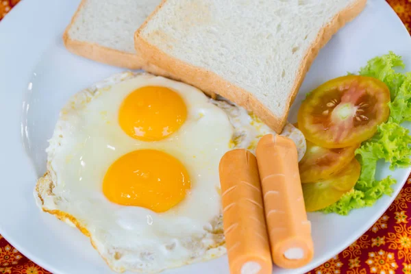 American Breakfast ovo, pão e salsicha no restaurante — Fotografia de Stock