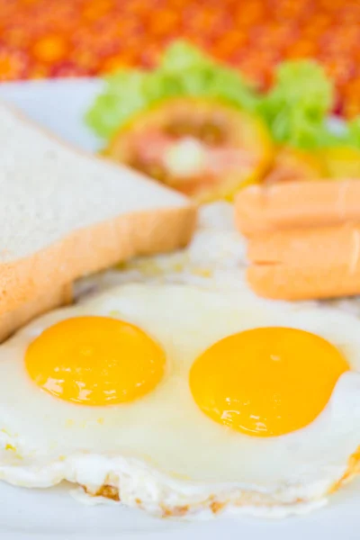 Desayuno americano con huevos, pan y salchichas en el restaurante —  Fotos de Stock
