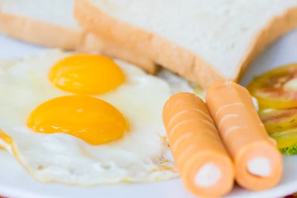 American Breakfast ovo, pão e salsicha no restaurante — Fotografia de Stock