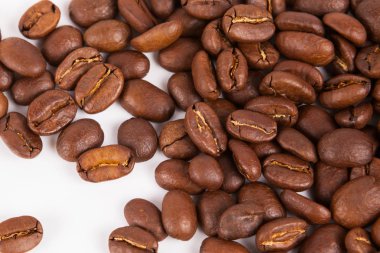 kahve çekirdeği beyaz kağıt arka plan üzerinde