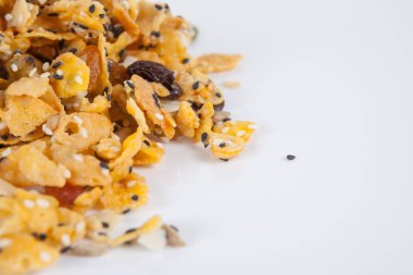 Mısır gevreği badem, bal, susam ve kuruyemiş ile