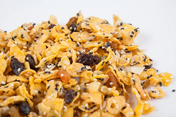 Cornflakes mit Mandeln, Honig, Sesam und Trockenfrüchten — Stockfoto