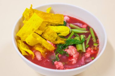 Balık top kırmızı çorbası (Yen Ta Fo ile pirinç noodle deniz ürünleri)