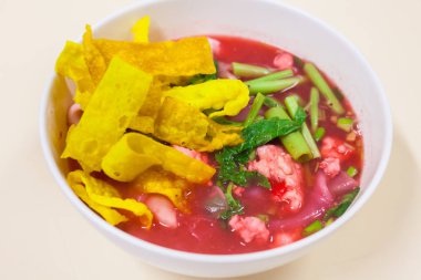 Balık top kırmızı çorbası (Yen Ta Fo ile pirinç noodle deniz ürünleri)