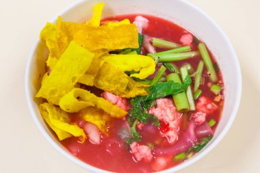 Balık top kırmızı çorbası (Yen Ta Fo ile pirinç noodle deniz ürünleri)