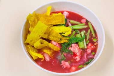 Balık top kırmızı çorbası (Yen Ta Fo ile pirinç noodle deniz ürünleri)