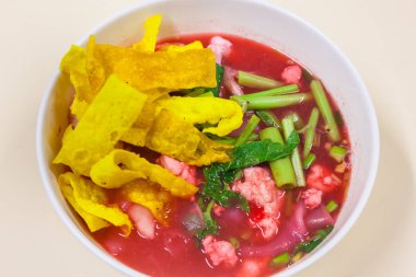 Balık top kırmızı çorbası (Yen Ta Fo ile pirinç noodle deniz ürünleri)