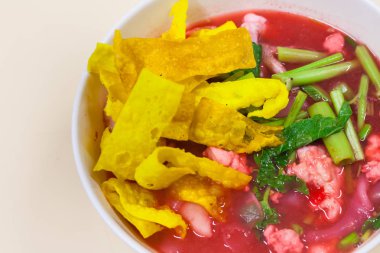 Balık top kırmızı çorbası (Yen Ta Fo ile pirinç noodle deniz ürünleri)