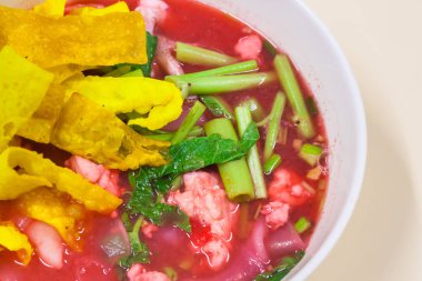 Balık top kırmızı çorbası (Yen Ta Fo ile pirinç noodle deniz ürünleri)