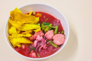 Balık top kırmızı çorbası (Yen Ta Fo ile pirinç noodle deniz ürünleri)