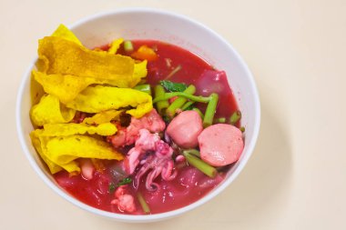 Balık top kırmızı çorbası (Yen Ta Fo ile pirinç noodle deniz ürünleri)