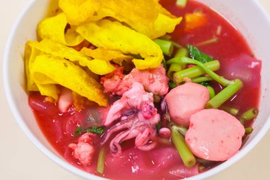 Balık top kırmızı çorbası (Yen Ta Fo ile pirinç noodle deniz ürünleri)