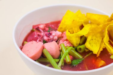 Balık top kırmızı çorbası (Yen Ta Fo ile pirinç noodle deniz ürünleri)