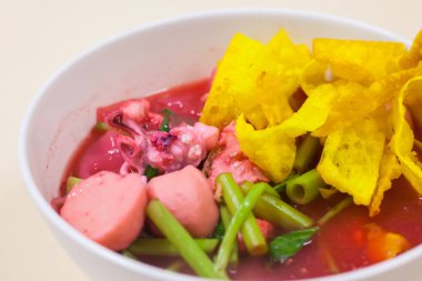 Balık top kırmızı çorbası (Yen Ta Fo ile pirinç noodle deniz ürünleri)