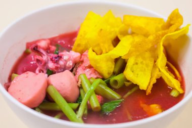 Balık top kırmızı çorbası (Yen Ta Fo ile pirinç noodle deniz ürünleri)