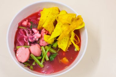 Balık top kırmızı çorbası (Yen Ta Fo ile pirinç noodle deniz ürünleri)