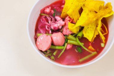 Balık top kırmızı çorbası (Yen Ta Fo ile pirinç noodle deniz ürünleri)