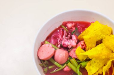 Balık top kırmızı çorbası (Yen Ta Fo ile pirinç noodle deniz ürünleri)