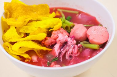 Balık top kırmızı çorbası (Yen Ta Fo ile pirinç noodle deniz ürünleri)