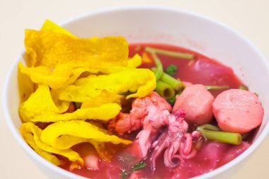 Balık top kırmızı çorbası (Yen Ta Fo ile pirinç noodle deniz ürünleri)