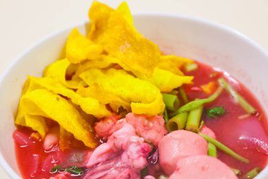 Balık top kırmızı çorbası (Yen Ta Fo ile pirinç noodle deniz ürünleri)