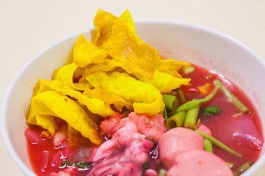 Balık top kırmızı çorbası (Yen Ta Fo ile pirinç noodle deniz ürünleri)