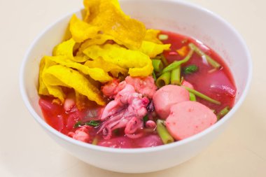 Balık top kırmızı çorbası (Yen Ta Fo ile pirinç noodle deniz ürünleri)