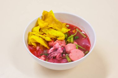 Balık top kırmızı çorbası (Yen Ta Fo ile pirinç noodle deniz ürünleri)