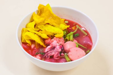 Balık top kırmızı çorbası (Yen Ta Fo ile pirinç noodle deniz ürünleri)