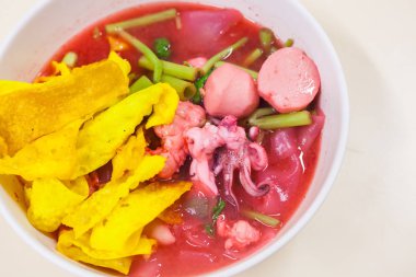 Balık top kırmızı çorbası (Yen Ta Fo ile pirinç noodle deniz ürünleri)