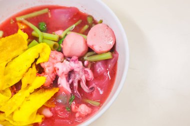 Balık top kırmızı çorbası (Yen Ta Fo ile pirinç noodle deniz ürünleri)