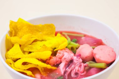 Balık top kırmızı çorbası (Yen Ta Fo ile pirinç noodle deniz ürünleri)